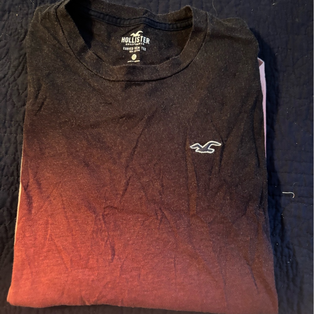 Hollister Men's Black and Red Gradient T-Shirt